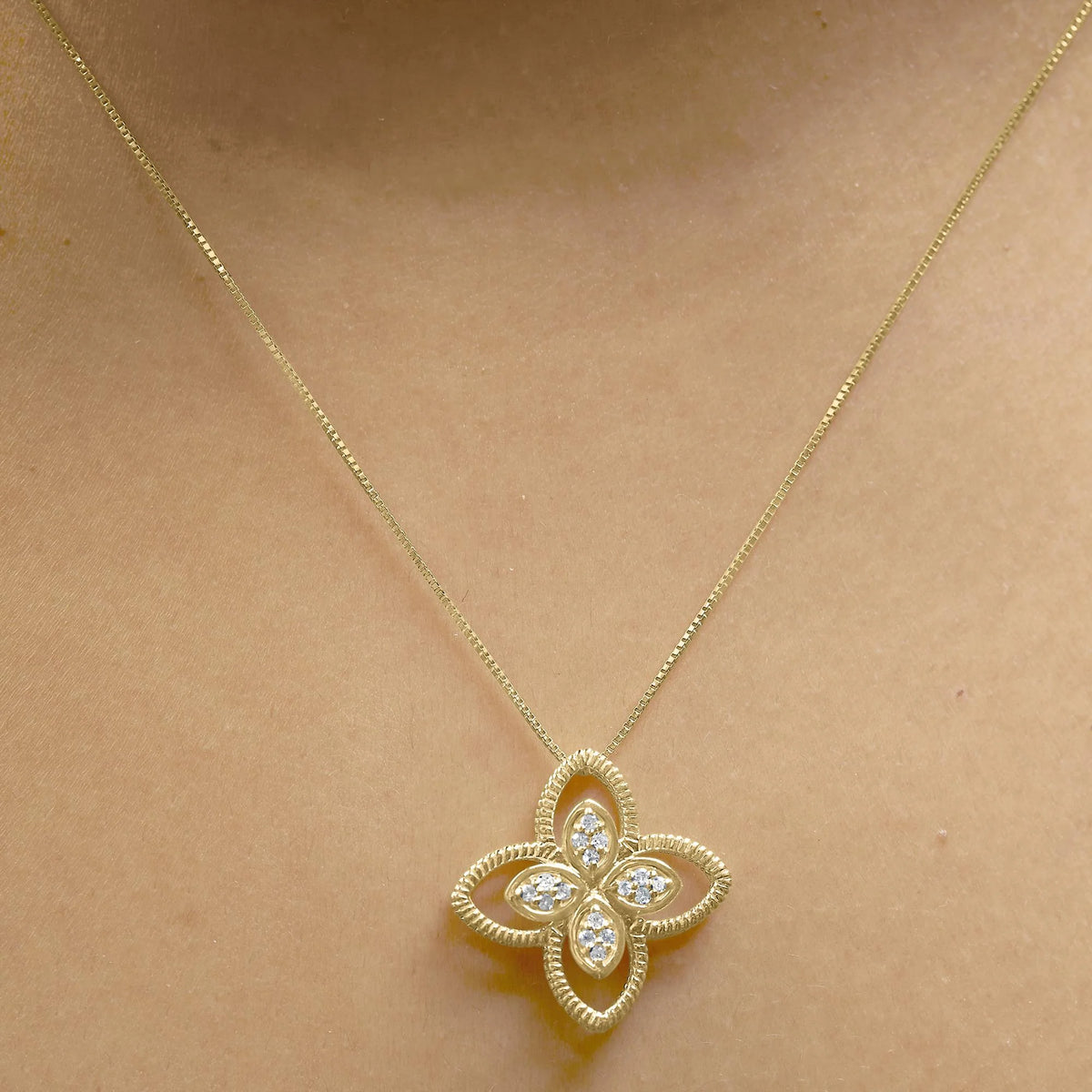 10K Yellow Gold 1/10 Cttw Diamond Floral Motif with Beaded Halo Pendant 18&quot; Necklace (I-J Color, I1-I2 Clarity)